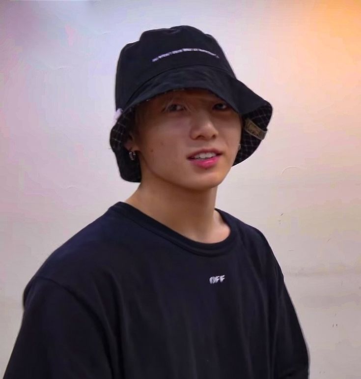 парень в панамке. корейский головной убор. чон чонгук в панаме. кореец в панаме. G dragon в панамке.