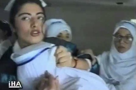 #28Şubat’ın simge görüntülerinden!
Sırf okul birincisi bir başörtülü oldu diye ona bunu yapmayı kendine hak görmüş diğer öğrenci de şimdi 40’lı yaşlarında olmalı, nerelerde acaba?

Acaba zerre kadar utanıyor mu? 😑😡