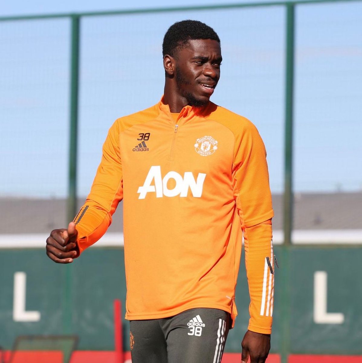 UnitedStandMUFC's tweet photo. Should Tuanzebe start vs Chelsea? And in what position? https://t.co/BgUmIk7mbJ