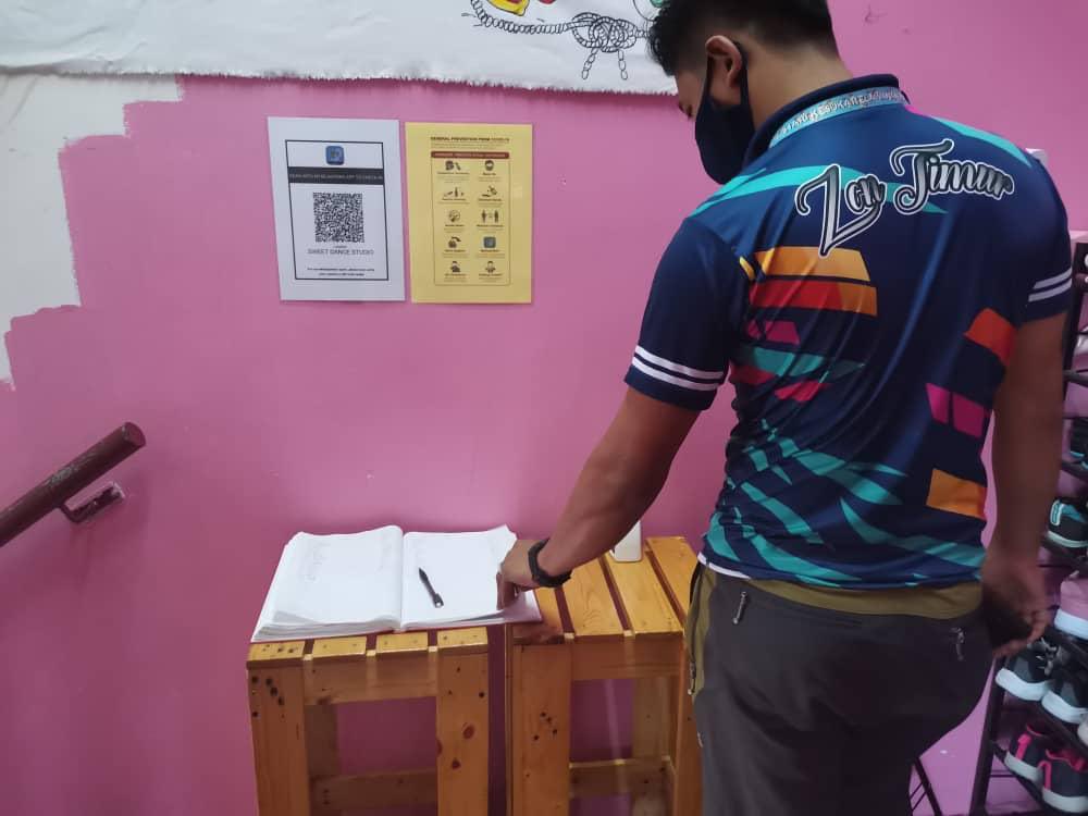 pbsdkemaman's tweet photo. Team Pemantauan Pematuhan SOP Sukan dan Rekreasi Jabatan Belia dan Sukan Negeri Terengganu bersama Pejabat belia dan Sukan Daerah Kemaman serta Rakan Muda Sport Bubble Volunteer Daerah Kemaman membuat pemantauan di premis Sweet Dance Studio, Kemaman https://t.co/i5TAS5PIso