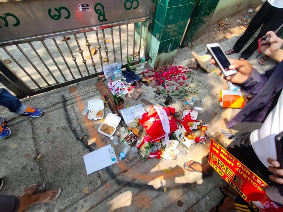dvbburmese's tweet photo. A young man died by gun shot during #police #crackdown in Hle-den #yangon. Total 3 dead now. 
လှည်းတန်းကျောင်းရှေ့မှတ်တိုင် ကမာရွတ်အထကရှေ့မှာ ရဲပစ်လို့  လူငယ်တစ်ဦး သေဆုံးသွားပါတယ်၊ 

#dvbtvnews #police #crackdown #လှည်းတန်း  
#shotdead #yangon #MilkTeaAlliance https://t.co/E6L8RZo2IW
