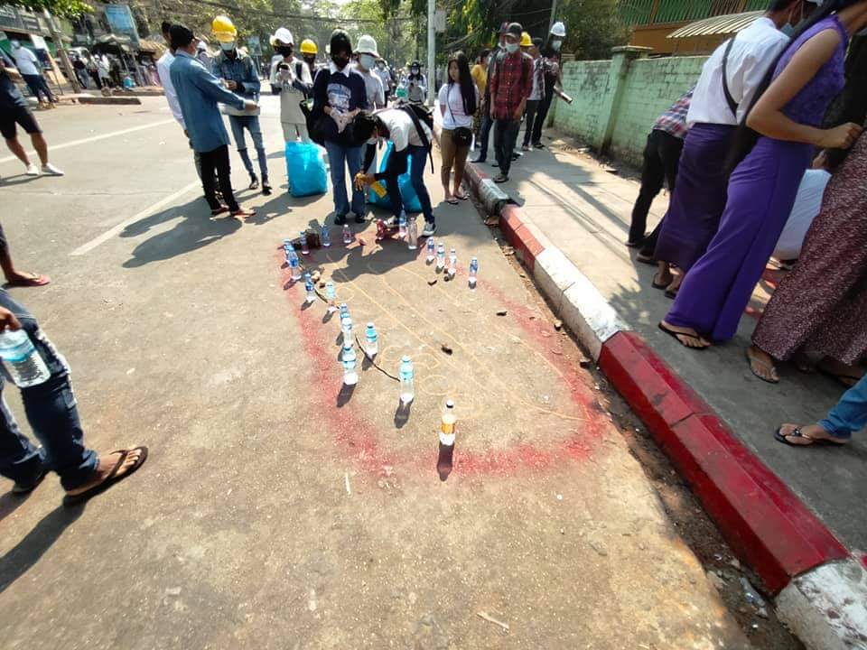 dvbburmese's tweet photo. A young man died by gun shot during #police #crackdown in Hle-den #yangon. Total 3 dead now. 
လှည်းတန်းကျောင်းရှေ့မှတ်တိုင် ကမာရွတ်အထကရှေ့မှာ ရဲပစ်လို့  လူငယ်တစ်ဦး သေဆုံးသွားပါတယ်၊ 

#dvbtvnews #police #crackdown #လှည်းတန်း  
#shotdead #yangon #MilkTeaAlliance https://t.co/E6L8RZo2IW