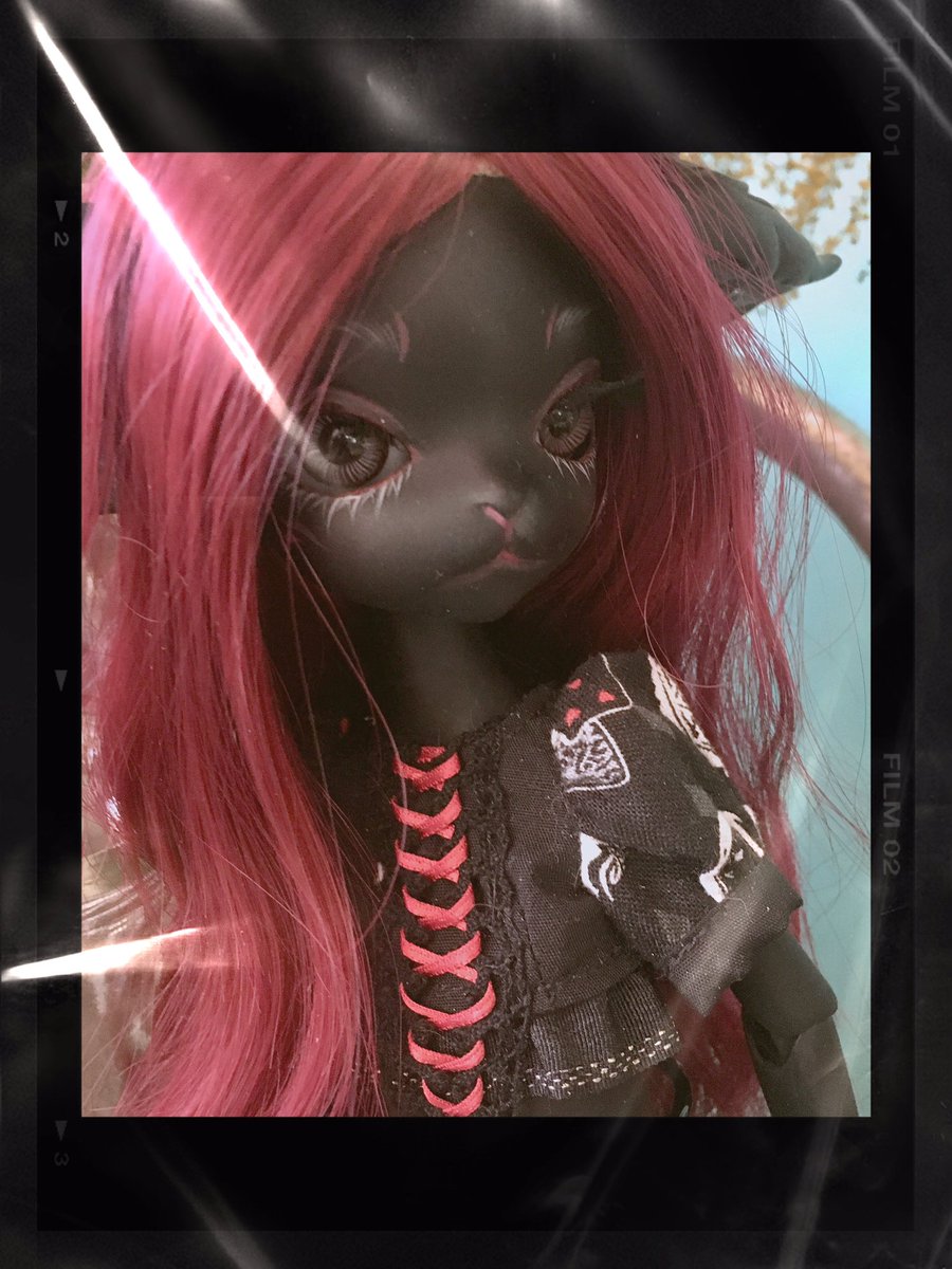 Loveshockdrop 黒みすきちはウイッグを赤にして 黒 赤にまとめました ツーピース服はアリス柄の生地を編み上げで繋げています 黒染め肌に赤いソックスが映える 染めキティ Dollzone Misskitty ミスキティ おいでよみすきちの森 Loveshockdrop 黒みすきちはウイッグを赤にして 黒 赤にまとめました ツーピース服はアリス柄の生地を編み上げで繋げています 黒染め肌に赤いソックスが映える 染めキティ Dollzone Misskitty ミスキティ おいでよみすきちの森