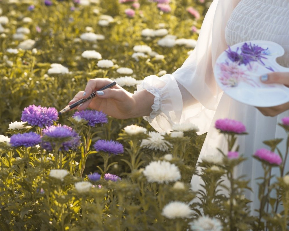 Вдохновение дмитров. Полевые цветы в руках. Девушка с цветком. Душевные цветы.