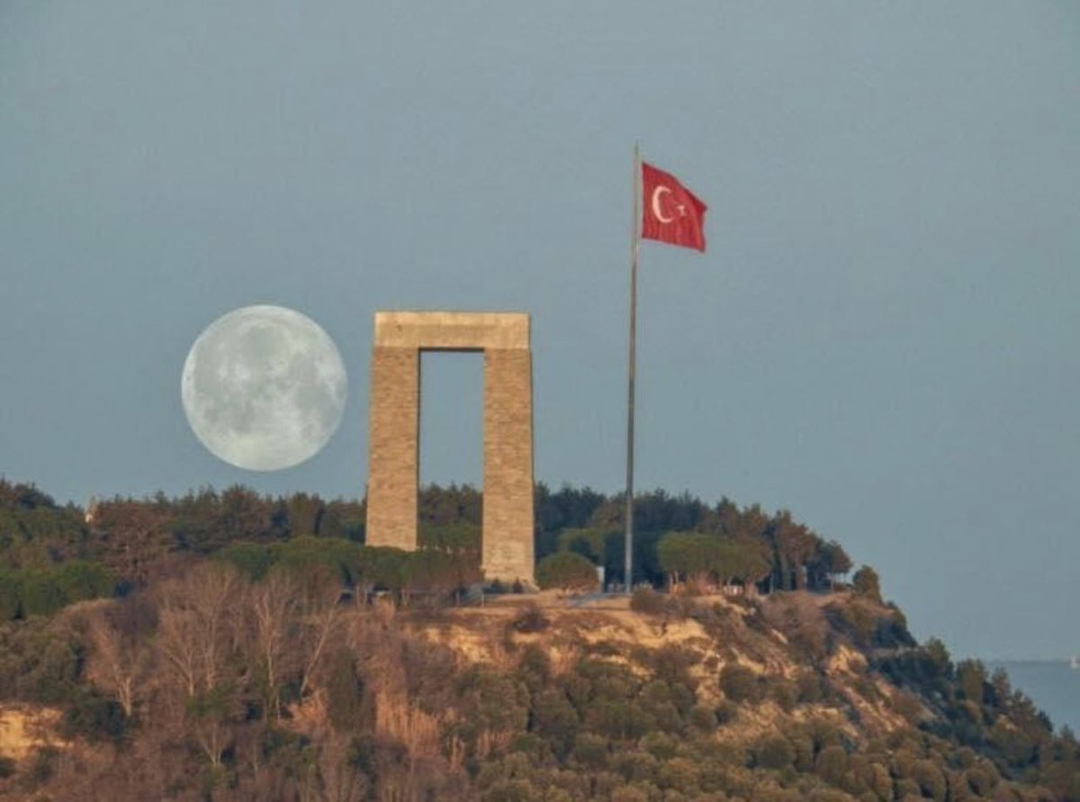 Kim bu cennet vatanın uğruna olmaz ki feda?
Şüheda fışkıracak toprağı sıksan, şüheda!
Canı, cananı, bütün varımı alsın da Huda,
Etmesin tek vatanımdan beni dünyada cüda.