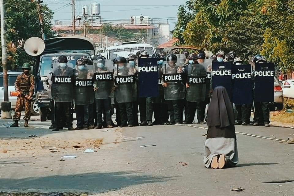 thetmonkhin's tweet photo. Today at Myitktina Catholic Sister request to Polices/Soldiers not to shoot the civilians. 😭😭
28th Feb 2021
#Crd 
#RejectMilitaryCoupInMyanmar
#WhatsHappeningInMyanmar
#MilkTeaAlliance https://t.co/5JlJI2t4QO