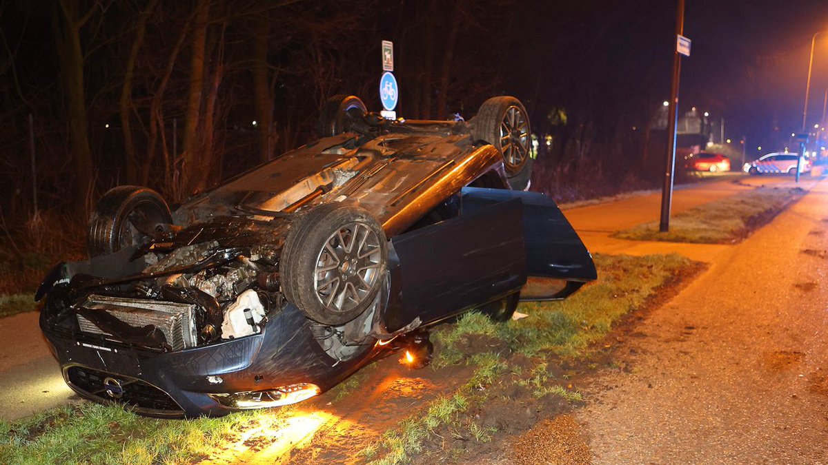 (VIDEO) Auto vliegt over de kop in Den Bosch, lachgas en drugs aangetroffen ..