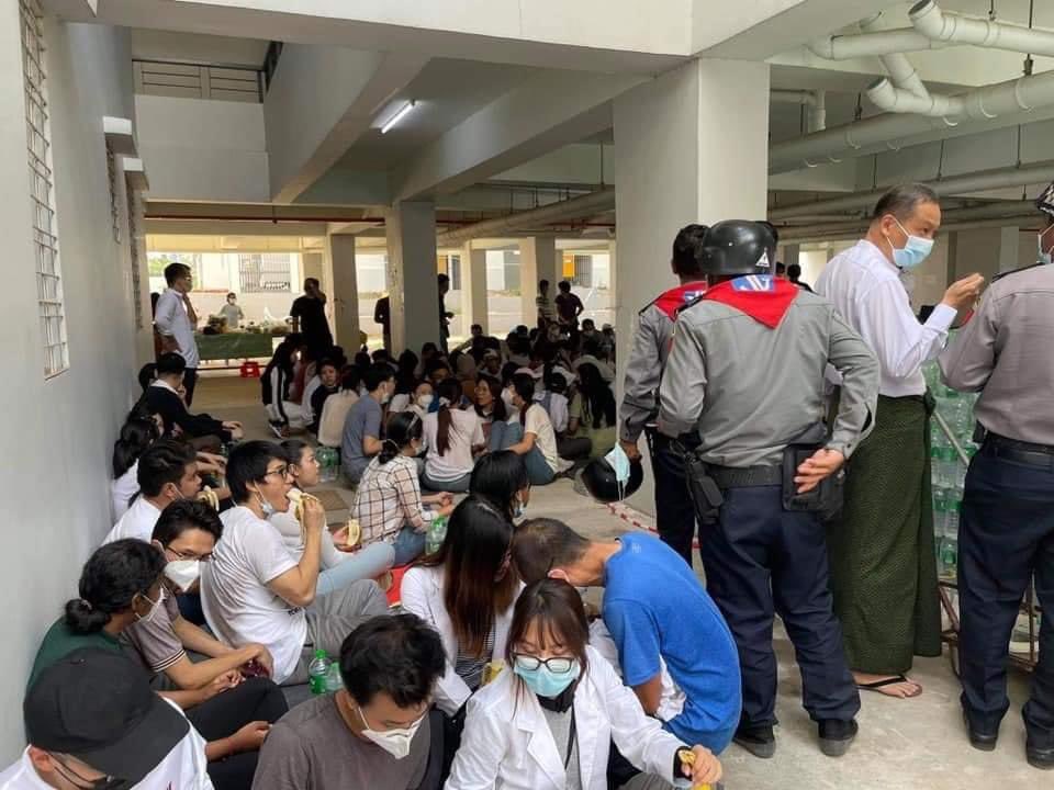 matthewcmli's tweet photo. YANGON: Medical students who were arrested today morning are taken to Mindama Quarantine Center.  Lawyers are talking with the police for their release now.

A man at the front door of told me while waiting for his brother to come out.

#WhatsHappeninglnMyanmar #Feb28Coup https://t.co/I7FbcXMXzo