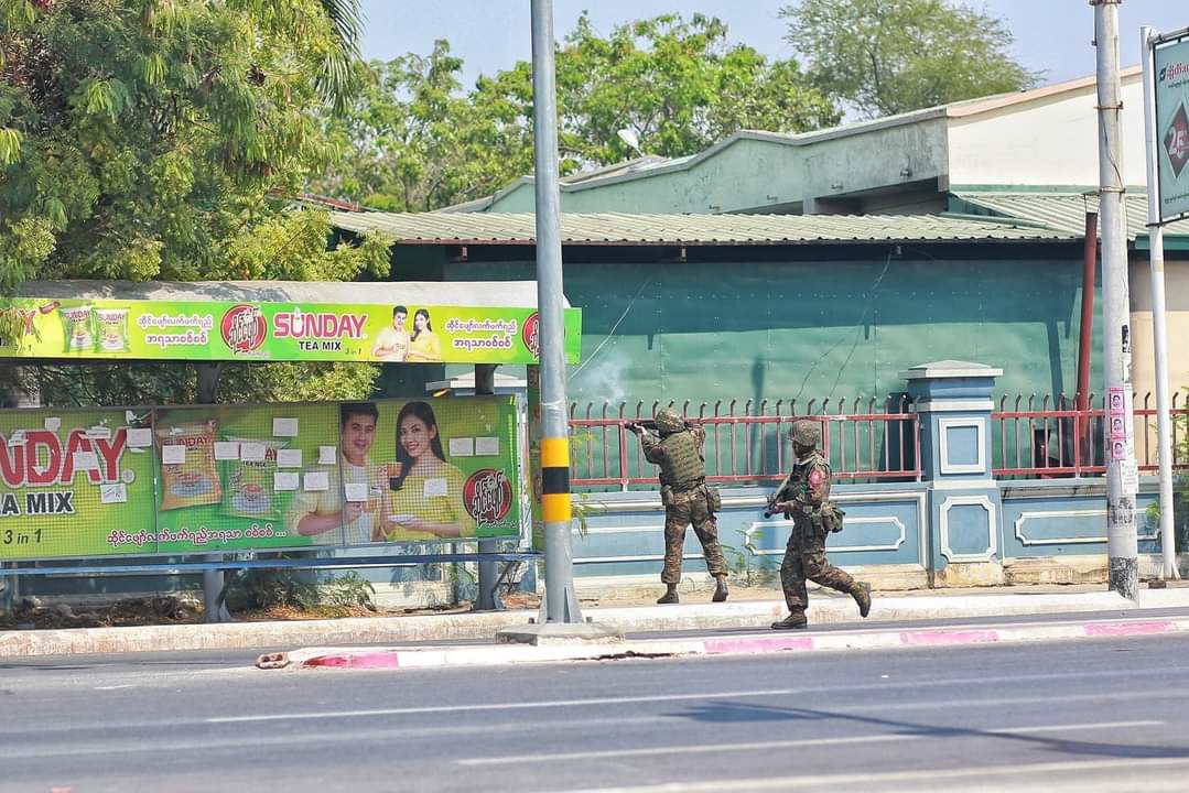 Soldiers shoot into the hospital grounds

#Feb28Coup
#Milkteaalliance
#WhatsHappeningInMyanmar
