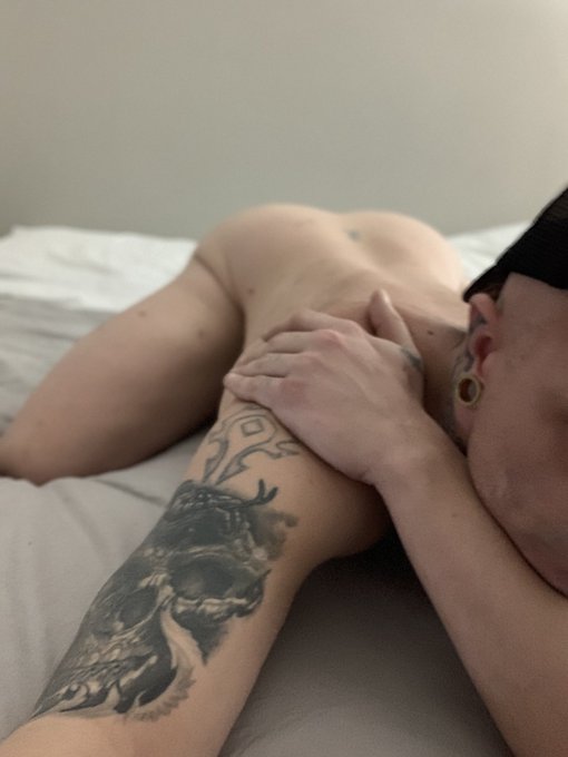 2 pic. Wanna see me get naked and play density 2 https://t.co/330kBMjP5V
