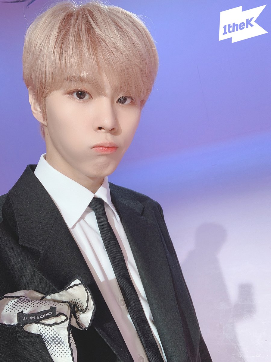 mimiks0417's tweet photo. Suit dance🖤
#김우석_Sugar_고미워요
#Better_with_Wooseok_always https://t.co/nOx2qvNfWg