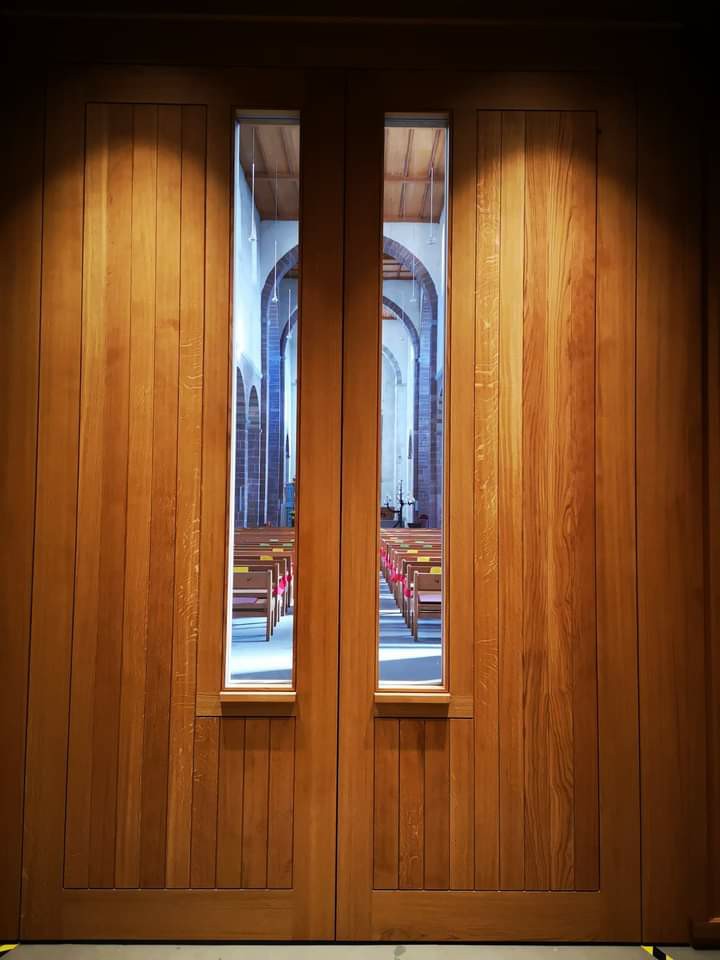m_wipf's tweet photo. eindrücklicher #Stopp beim #Sonntagsspaziergang oder Kirchenbesuch für #Schaffhauser: der neue #Windfang in der #Münster-Kirche - mit ...6.4 Kubikmeter #Eichenholz ein sehr beeindruckendes Werk der Firma #WipfSchreinerei meines Göttis &amp; Cousins. Gratuliere Euch! 🙏👌 https://t.co/6w2al6w5jj