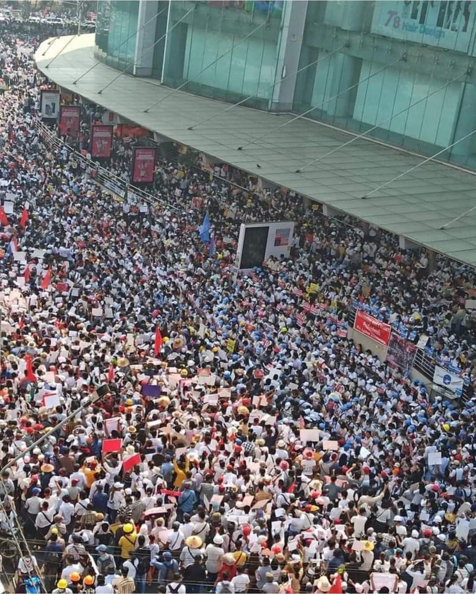 PaingPhyoeThu9's tweet photo. This is not a battle between the Military and NLD. This is the fight of Myanmar People for Democracy!!!
#WhatsHappeningInMaynmar 
#AseanSpringRevolution 
#milkteaallience https://t.co/KDiKDG2wHq