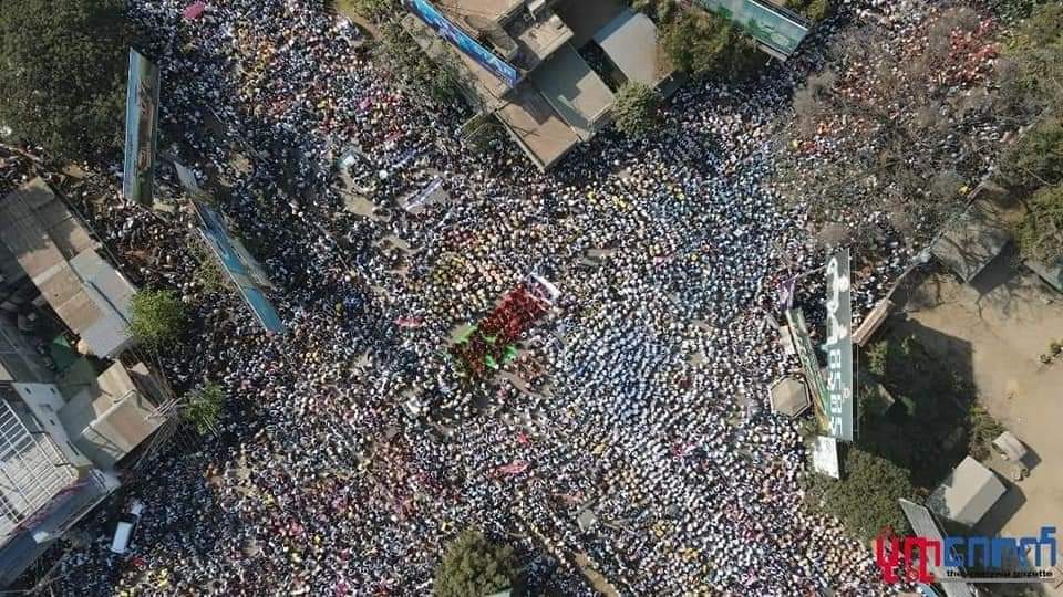 PaingPhyoeThu9's tweet photo. This is not a battle between the Military and NLD. This is the fight of Myanmar People for Democracy!!!
#WhatsHappeningInMaynmar 
#AseanSpringRevolution 
#milkteaallience https://t.co/KDiKDG2wHq