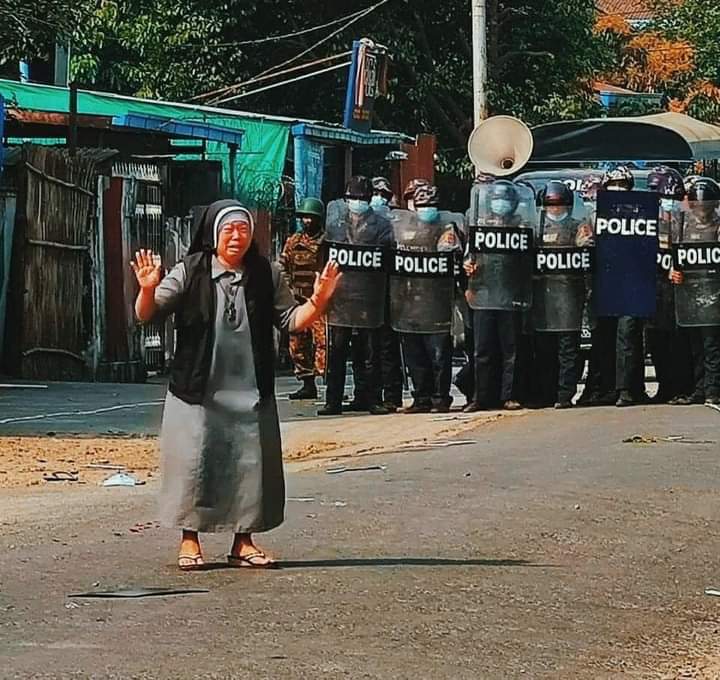 MonmonNyinyi's tweet photo. She kneel and beg the police force not open fire to the peaceful protesters. May God blessed you!
@freya_cole
@RapporteurUn
#Feb28Coup 
#WhatsHappeningInMaynmar https://t.co/YApZDxoiXv