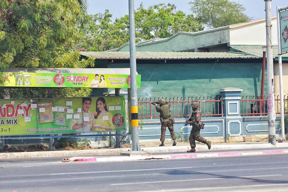 mrattkthu's tweet photo. While 77 Division is in Yangon, another notorious one 33 Light Infantry Division is in Mandalay too. This pic shows that uniformed soldier shot into the City Hospital, Mandalay. https://t.co/zFxiO2Zfnu