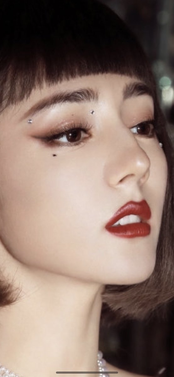 Dilraba_Aranya's tweet photo. Zooming In❤️❤️
Omy!!! I can’t take my eyes on her😭 she wore a very simple make up but look at this girl!!😭 she’s too pretty to describe 😭😭⭐️⭐️🤩🤩
#Dear_迪麗熱巴
#迪麗熱巴
#Dilireba #Pangdi #DilrabaDilmurat
#Xiaodi https://t.co/prWZoVG3pu