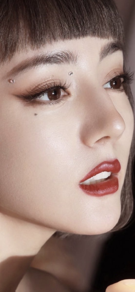 Dilraba_Aranya's tweet photo. Zooming In❤️❤️
Omy!!! I can’t take my eyes on her😭 she wore a very simple make up but look at this girl!!😭 she’s too pretty to describe 😭😭⭐️⭐️🤩🤩
#Dear_迪麗熱巴
#迪麗熱巴
#Dilireba #Pangdi #DilrabaDilmurat
#Xiaodi https://t.co/prWZoVG3pu