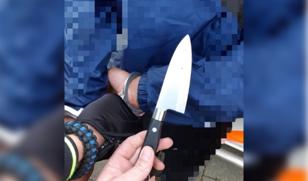 Politie houdt 14-jarige aan met mes - ..