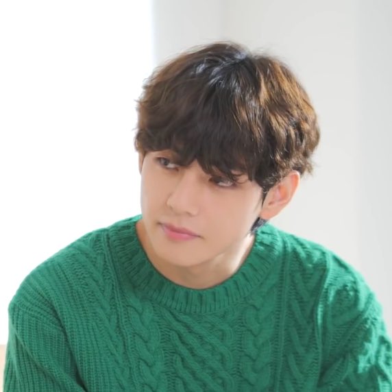 vhopediary's tweet photo. u can tell tae really admires hobi a lot by the way he looks at him talking passionately about what he loves https://t.co/ZS1tA0yMvf