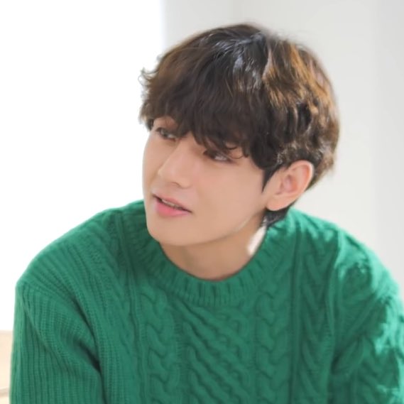 vhopediary's tweet photo. u can tell tae really admires hobi a lot by the way he looks at him talking passionately about what he loves https://t.co/ZS1tA0yMvf