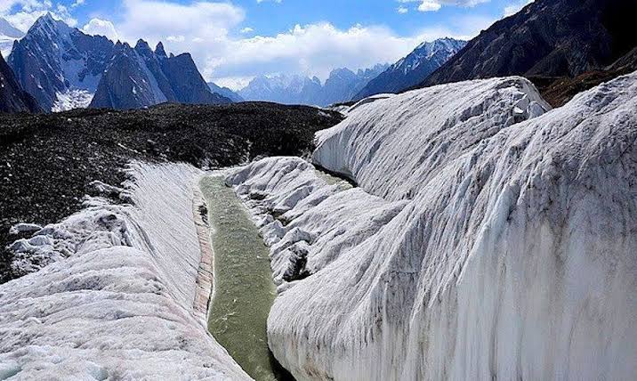 TrangoAdventure's tweet photo. The Baltoro Glacier, at 63 km (39 mi) in length, is one of the longest glaciers outside the polar regions. It is located in the Shigar district Gilgit-Baltistan region of Pakistan. It runs through part of the Karakoram mountain range #baltoro #baltoroglacier https://t.co/8uHJPxK5SZ