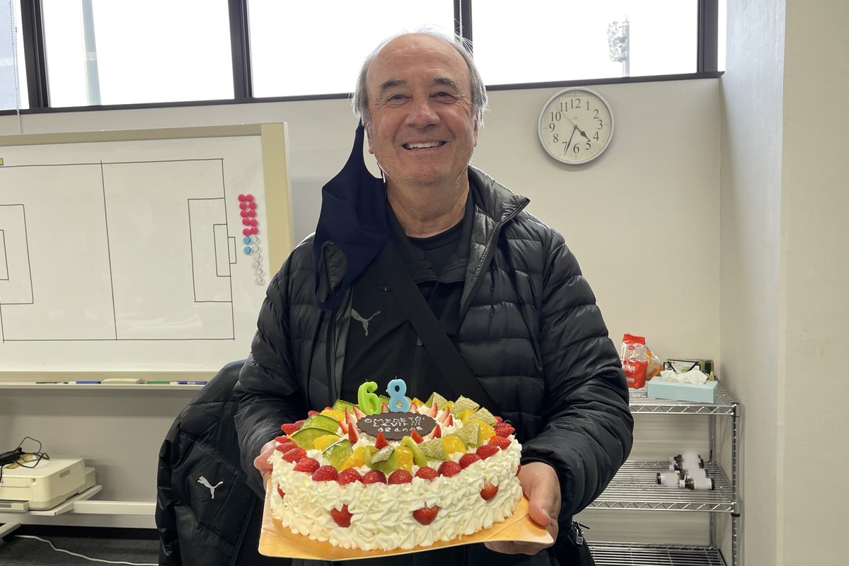 crz_official's tweet photo. 今日は、#レヴィークルピ 監督の68歳のお誕生日✨ということで・・・練習後にスタッフ一同でケーキ🎂のサプライズがありました🎉
監督‼️おめでとうございます👏👏👏
#セレッソ大阪 https://t.co/nfdtDx2UyI