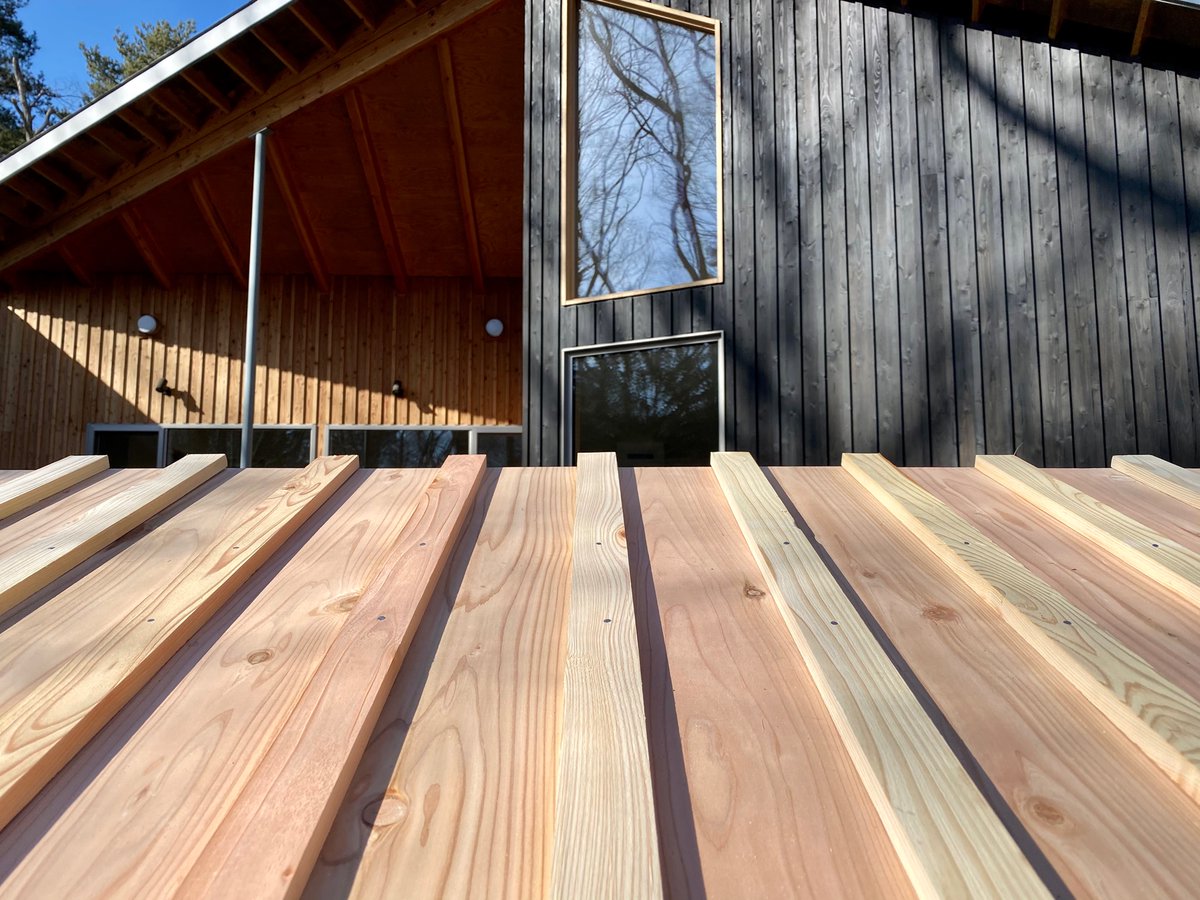 Shiro V Twitter 野ざらしだった薪棚に やっと屋根をつくった 家の外壁に合うよう自分でデザインして押縁つき なんと贅沢にも杉羽目板を使用 和室の天井をdiyする根性がなかっただけなのですが なかなか美しいです 塗装どうしようかな