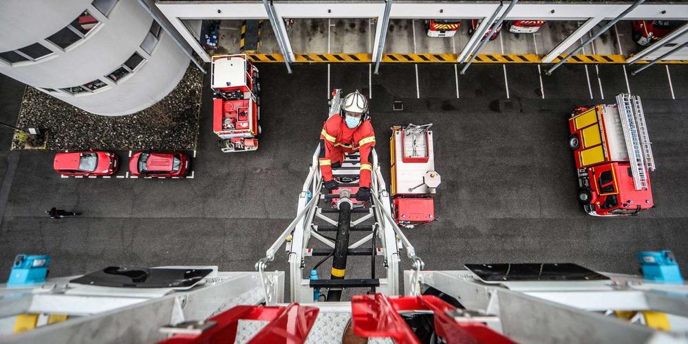 SO_Pau's tweet photo. Vidéo. Quels camions utilisent les sapeurs-pompiers lors de leurs interventions ? La caserne de Pau nous a ouvert ses garages https://t.co/uX22ihVyDS via @TiphanieNaud 
[📸 @DLedeodic] https://t.co/eI4H6HNIpz