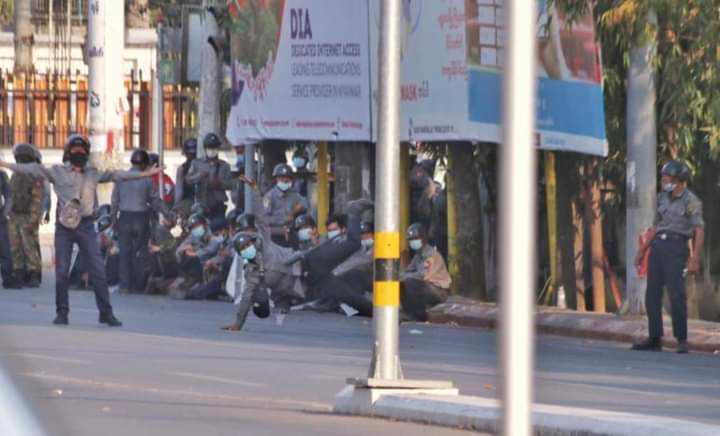 Ivy555555's tweet photo. Junta's soldiers and polices are so happy after crackdown to the unarmed civilians in Mandalay.
How rude these fucking guys are ?

#WhatsHappeningInMyanmar
#Feb28Coup https://t.co/zas9hzawYG