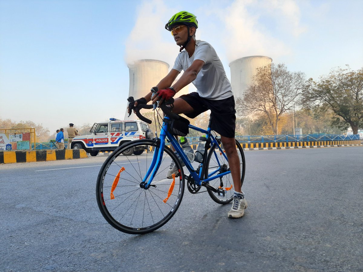 ankitkamdar45's tweet photo. #savetheplanet and #rideacycle
Morning Cycling at Vayusena Circle with @simbalian 
@AmitHPanchal @CyclingCities @nikitalalwani7 @CycleNetworking @itdpindia @BicyclingNewsIn @FitIndiaOff @mybyk_in
#sundayvibes #cycling #cycling4everyone #CyclingSunday #PhotoOfTheDay #heathy https://t.co/kvQpb3vCUz