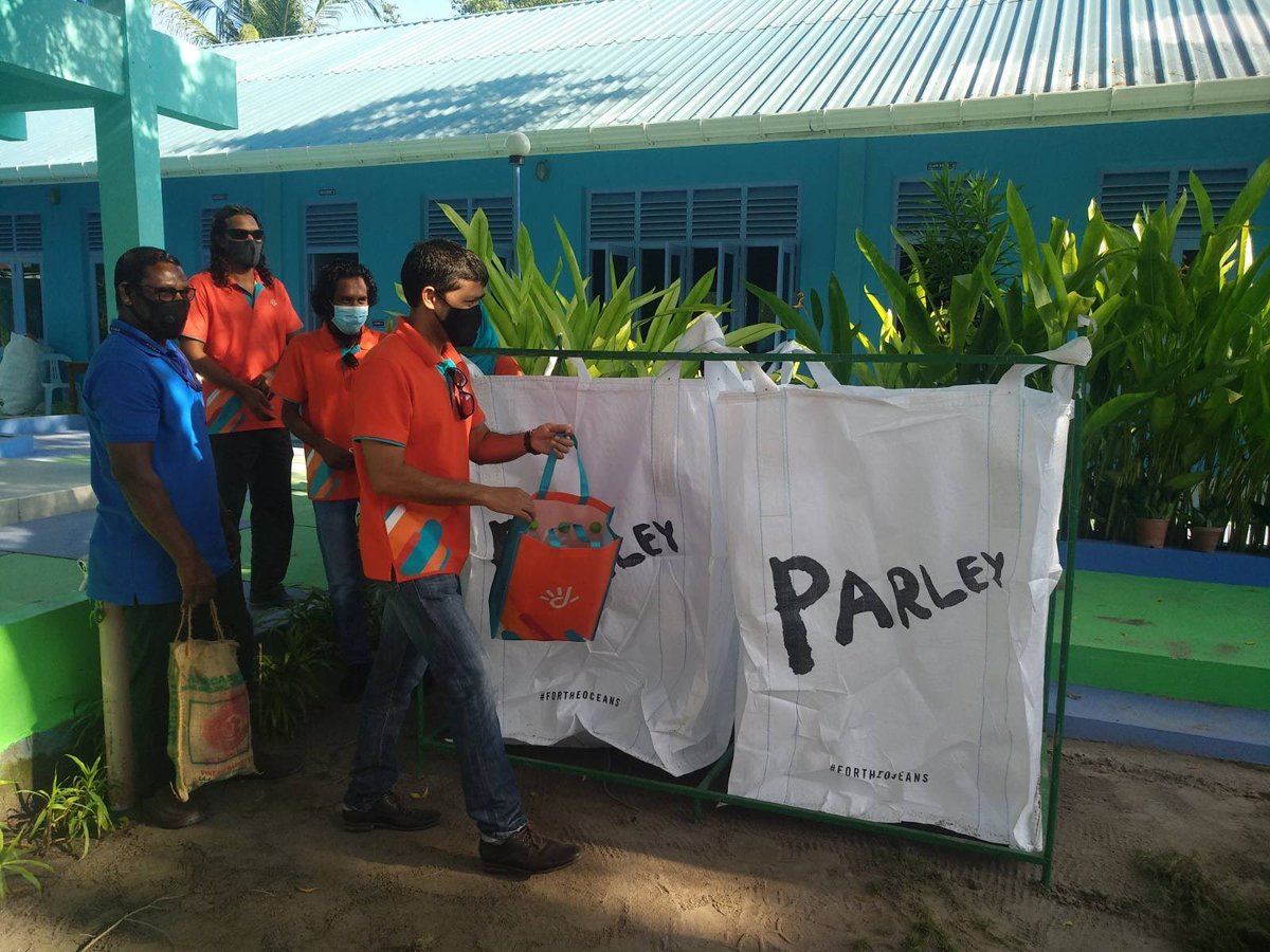 DhangethiSchool's tweet image. As part of “Single Use Plastic Ban Programme”  dhiraagu Dhangethi provided reusable bags for school students and teachers ..Thank you so much dhiraagu.👏👏👏#dhiraagudhangethi #dhangethischool #plasticfree