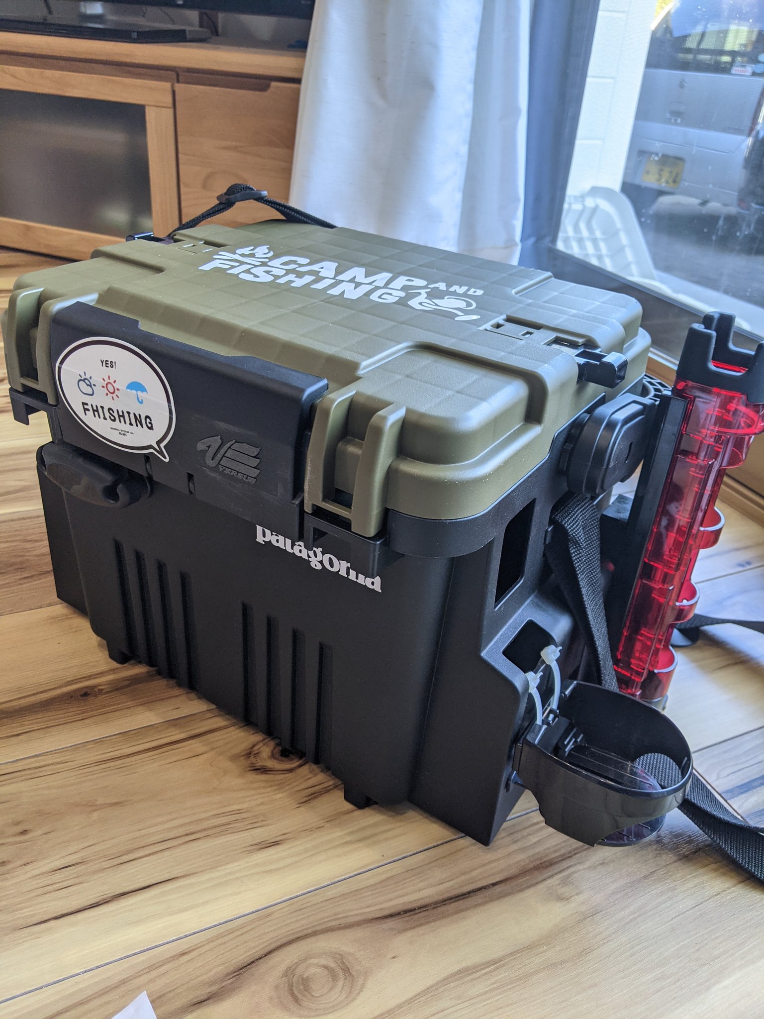 玉ねぎ Twitterissa 最近 渋いのが続いてるけど釣りアイテム購入でモチベアップ ドリンクホルダーとゴミ袋引っ掛けは百均で節約 座れるし竿立てれるし現場での効率上げて釣果に繋がれー タックルボックス Vs7080 ダイソー T Co Atkzarwudo Twitter