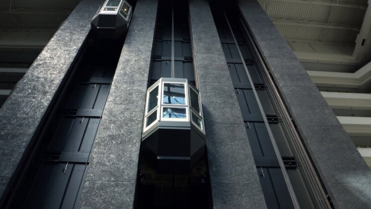 Мини лифт движущий. Экскурсионный лифт. Человек заходит в лифт. Панорамный лифт отис шахта лифта. Лифт поднимается вверх ускоряется показать.