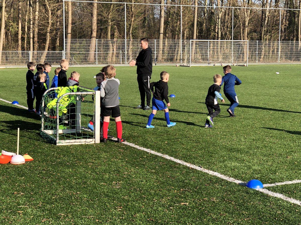 Na een zaterdag vol activiteiten bij Sporting Leiden is het nu de beurt aan de aller jongste, Kleutervoetbal op zondagochtend.  #sportingleiden #jeugdheeftdetoekkomst #sportiefengezellig ❤️💚💛