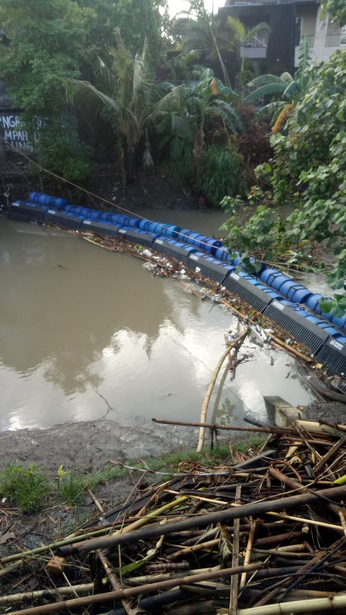 kaba kaba and munggu are competing also today we catch more in one day on this systems and especially on rainy day than any beach clean up lately.berawa is out of competition since we reinstalled it we already got more than 300kg of only plastics #sungaiwatch #Bali #trashbarriers