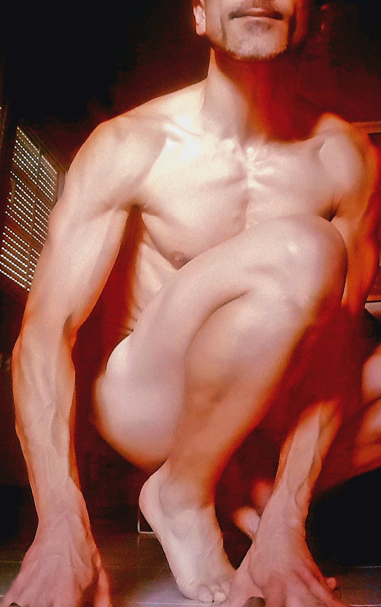 caballerete40's tweet photo. Es en el esperanzador aliento de la primavera temprana donde encuentro mi consuelo de resetearme y renacer. Feliz domingo de primavera fantasma. #nude #nakedforyou #earlyspring #beyondthepandemy #domingodeluces #domingodeiluminacion #bullforcouples #iloveswingers #ilovethreesome https://t.co/uZS7zFg8gB