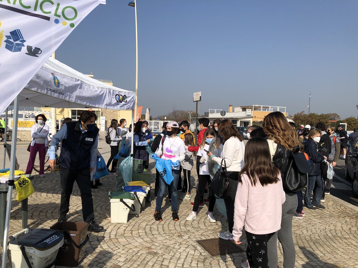 paola_briganti's tweet photo. Seconda domenica ecologica con la chiusura del lungomare di Latina che diventa isola pedonale fino a Rio Martino
Grande partecipazione dei cittadini anche per la raccolta straordinaria di plastica sulla spiaggia!
#BellaLatina #BuonaDomenica #Latina #MarinaLatina #StopPlastica https://t.co/CVVsf1QnsZ