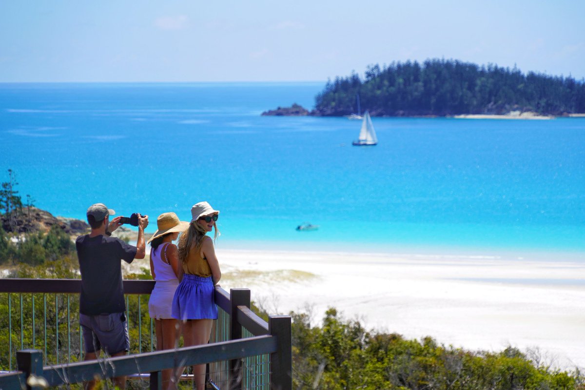 KeiranLusk's tweet photo. The Hill Inlet lookout on a perfect day in paradise. The views from here are absolutely breathtaking!
#lovewhitsundays #thisisqueensland #seeaustralia #whitehavenbeach #hillinlet @Australia https://t.co/I5SI2GOrEd