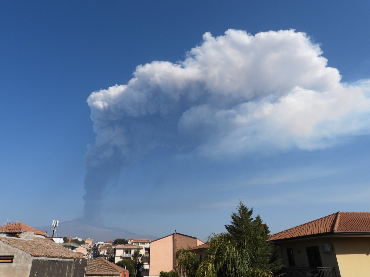 New, very brief and rather powerful paroxysmal eruptive episode at #Etna's Southeast Crater, 28 February 2021 morning. Sub-Plinian eruption column seen from home in Tremestieri Etneo, 20 km south of Etna's summit