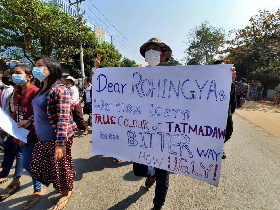 TheRohingyaPost's tweet photo. A powerful message of solidarity with #Rohingya from #Myanmar anti-military regime protesters.

"Dear Rohingyas,

We now learn
the true colour of Tatmadaw (#MyanmarMilitary)
in the bitter way!

How ugly!"

#WhatsHapppeningInMyanmar
#MyanmarCoup
#MyanmarGenocide
#MilkTeaAlliance https://t.co/754EfEM2ro