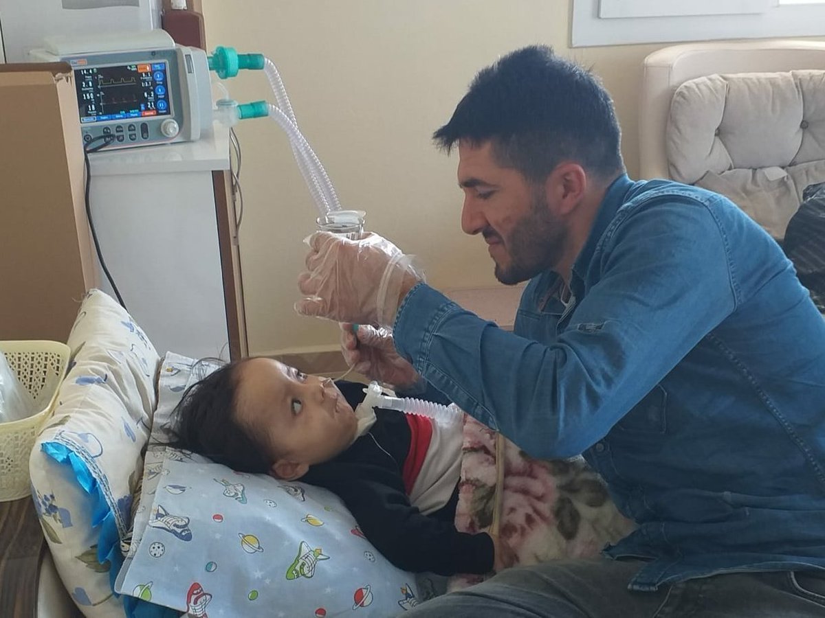 #YasarKemal
Ben sütün tadını bilmiyorum.Bugüne kadar burnumdan sontayla beslendim. Ameliyat oldum,artık midemden tüple besleyecek beni babam.Ben artık rahatça yiyebilmek istiyorum.Sütün, suyun tadını bilmek istiyorum. İyileşebilmem için bana sembolik süt alıp destek olur musunuz?