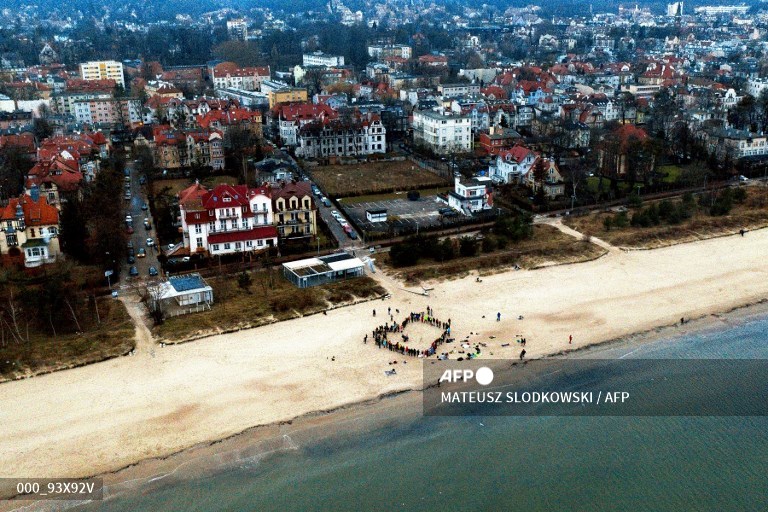 AFPphoto's tweet photo. #Poland - Charity event "Sea of Angels"  to raise money for Mikolaj Charuk, a disabled 16-year-old pianist from Gdansk, at the beach in Sopot. #AFP 
📸 Mateusz Slodkowski https://t.co/04Ce7vJoOW
