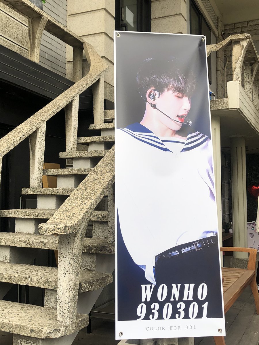 jenoa_ss's tweet photo. 저 멀리서도 세라복 원호가 보이는거예요..
그리고 너무 귀여운 포토존과 아기자기한 입구 옆 창문들까지. 온통 호석이💖

 #COLOR_FOR_301 #이거원호생일 https://t.co/5gjwmhAu72