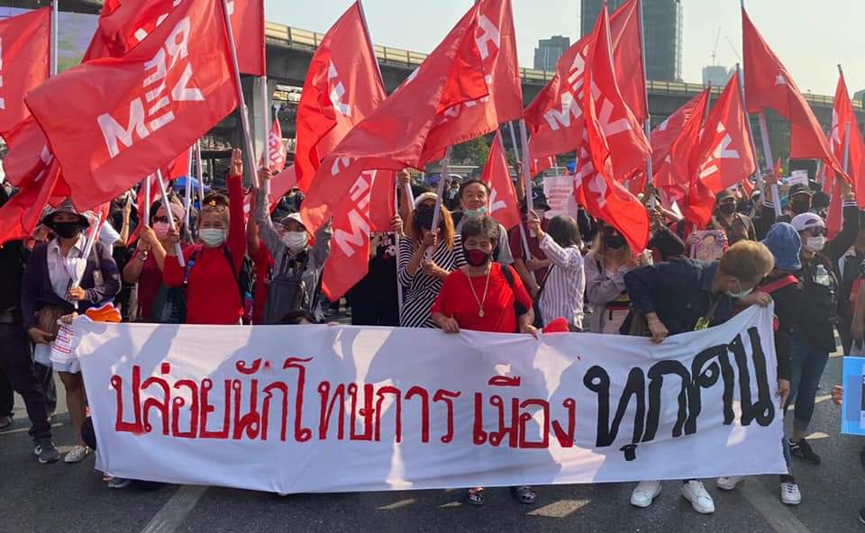 Thai Protesters have arrived at Victory Monument for the pro-democracy demonstrations in downtown Bangkok. 

People have also come out to support and show solidarity with Myanmar
People!Thanks a lot Guys~

©Thai Enquirer
#MilkTeaAllianceMyanmar
#WhatsHappeningInMyanmar