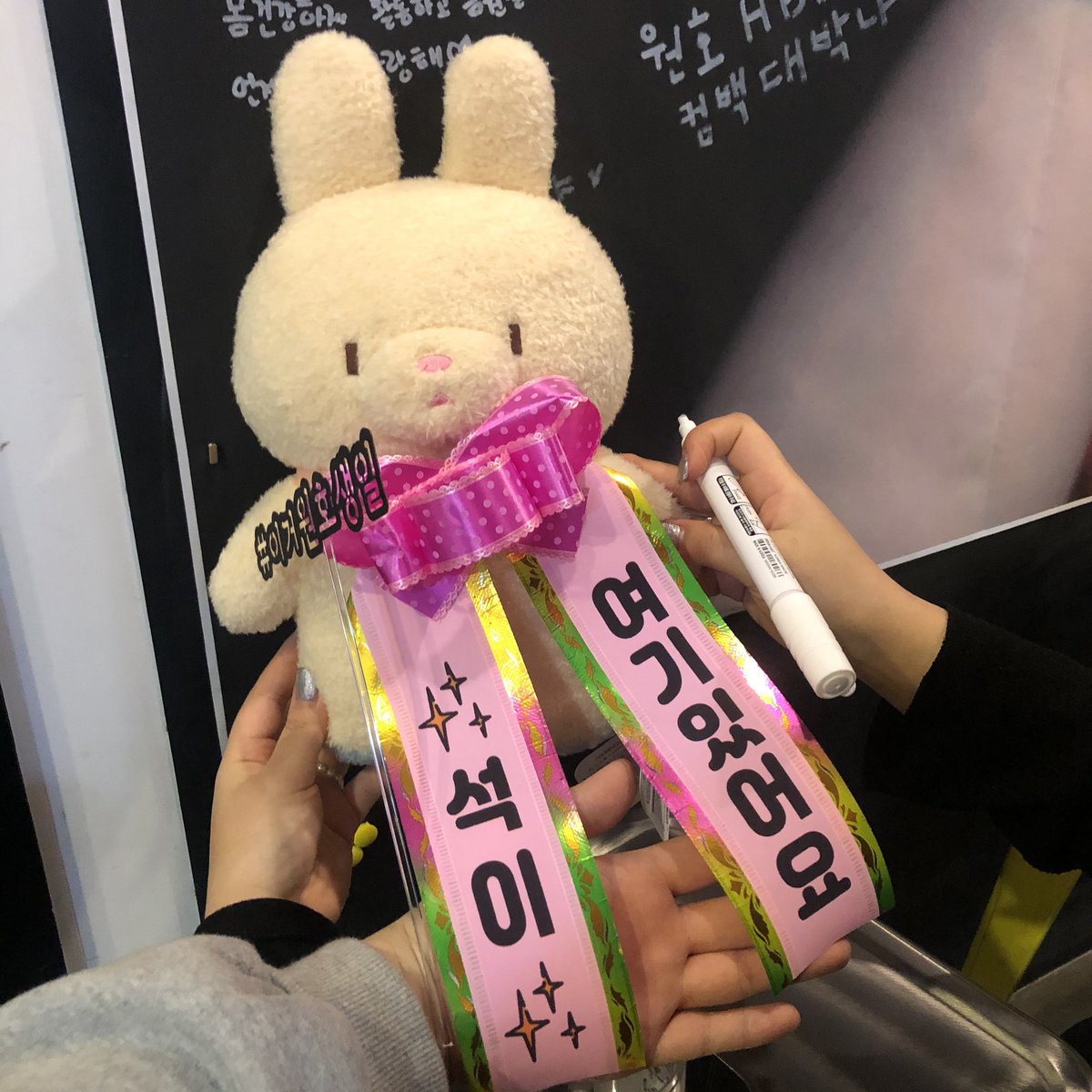 jenoa_ss's tweet photo. 화이트펜도 열심히 흔들어서 끄적!
 #COLOR_FOR_301 #이거원호생일 https://t.co/WnBSZ50334