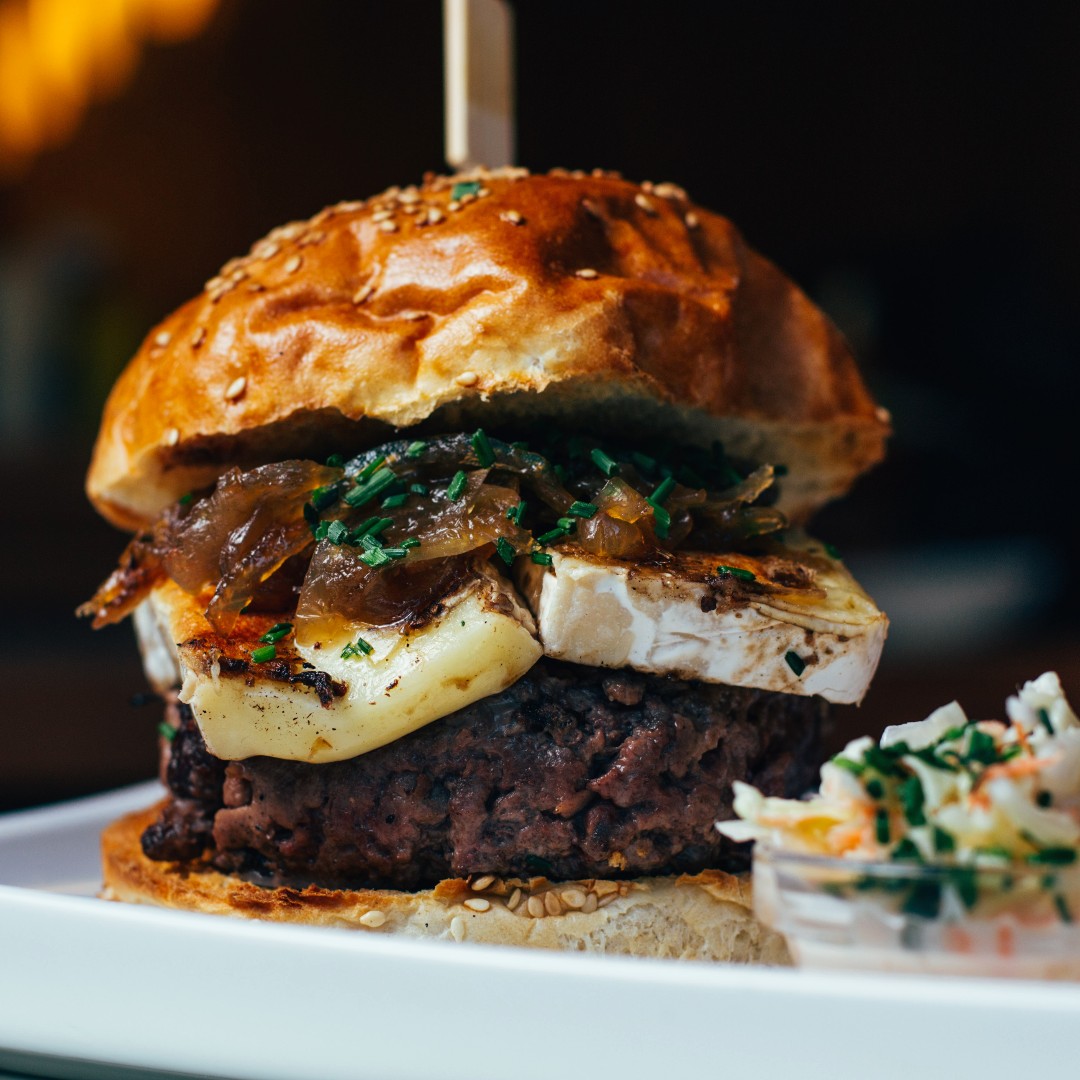 HomeBurgerBar's tweet photo. ¡PÍDENOS A DOMICILIO Y DISFRUTA DE UN ENTRANTE GRATIS! 🍔 
Solo tienes que hacer tu pedido🛵a través de nuestra web (link bio)

#burgers #burgerlovers  #burgertime #burgerlove #bestburger #bestburgers #cheeseburger #foodiemadrid https://t.co/iqofxVfmW7