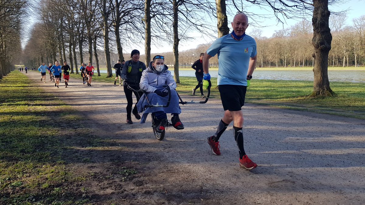 VivreEnsemble78's tweet photo. Une belle matinée retrouvailles avec les enfants, les familles, les coureurs pour courir, marcher, en joëlettes ou fauteuil dans ce superbe et vaste parc Château de Versailles sous un superbe ciel bleu. L'occasion de fêter les 17 ans de Lucas avec ses amis. @AnnickBouquet https://t.co/JUhjzT3j5f