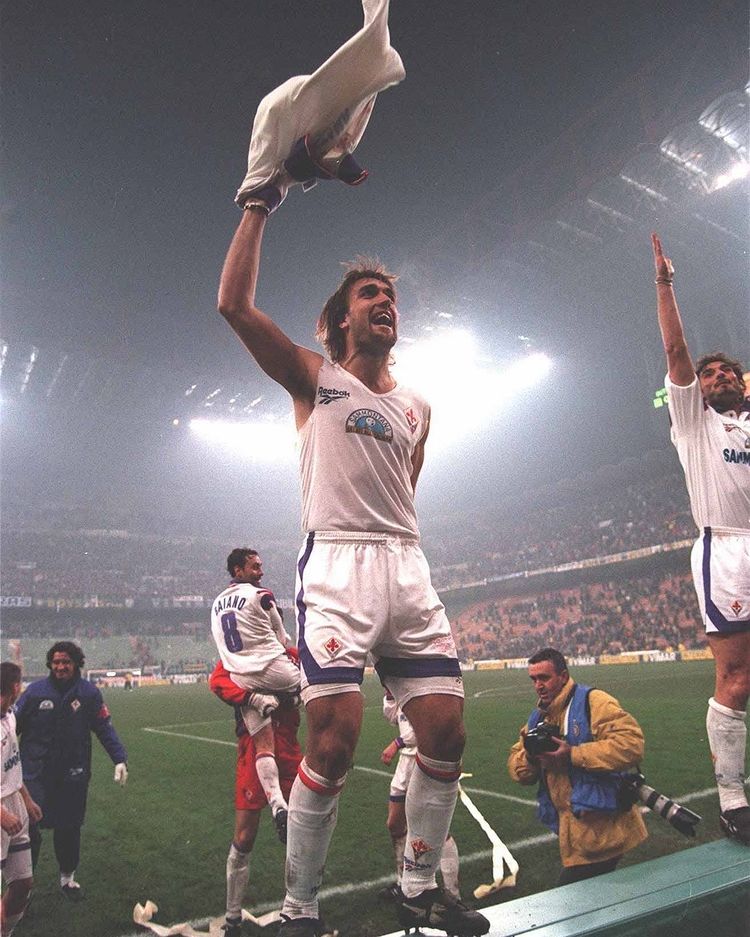 SC_ESPN's tweet photo. Un día como hoy, pero en 1996, Fiorentina vencía 1-0 al Inter en el Giuseppe Meazza y avanzaba a la final (que luego ganaría) de la Copa Italia. ¿El gol? Gabriel Omar Batistuta, máximo artillero de aquel torneo histórico. https://t.co/RXO80R4Xs9