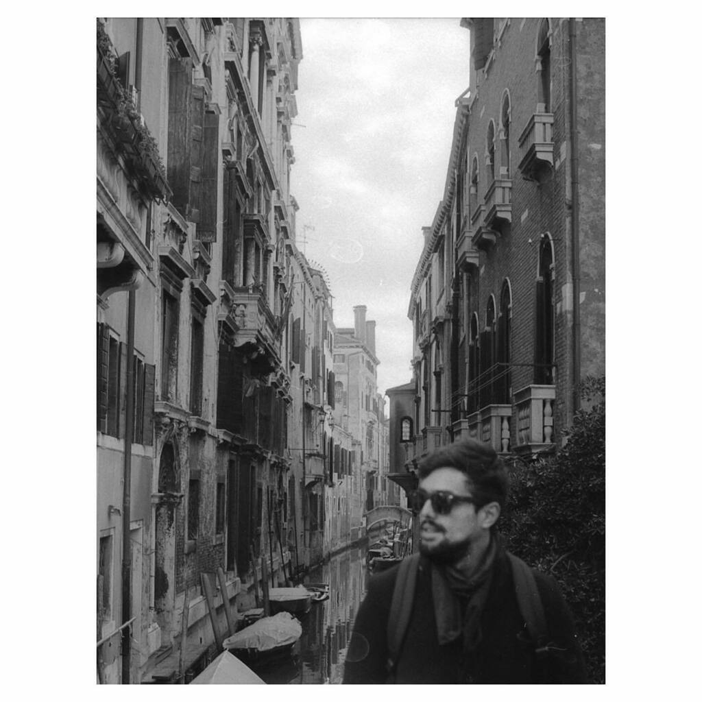 Good times, Rodinal and hard water.

Missed the focus though.

.

#35mm #analogue #analogico #ilfordfp4 #ilfordfilm #olympusom1 #om1 #venezia #shootfilm #filmphotography #precovidmemories instagr.am/p/CL1PzqIi0tD/